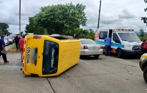 Accidente de busito colegial deja 11 estudiantes heridos en Los Santos