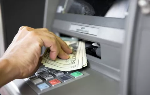 ¡No más cheques! Funcionarios tendrán que abrir cuenta bancaria para recibir su quincena