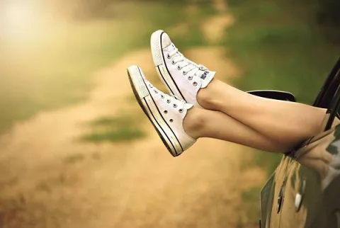 Calzado bajo, comodidad tan perjudicial como los tacones