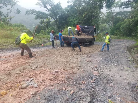 Ante falta de apoyo del MOP, vías en Capira son reparadas por la Junta Comunal y Municipio 