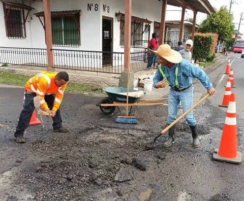 La Junta Comunal de Santiago arregla calle dañada al frente donde vivió el general Torrijos