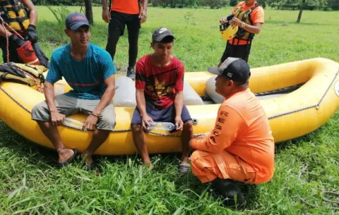 Rescatan a dos jóvenes atrapados por la crecida del río Fonseca, distrito de Besiko, comarca Ngäbe Buglé