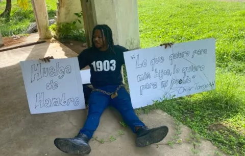 Joven colonense protesta por el deterioro de las viviendas en Sherman 