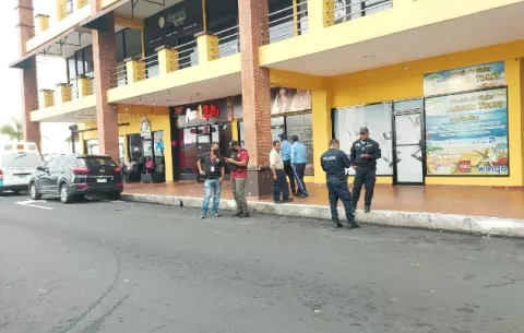 Tres hombres roban a mano armada en una empresa telefónica en Colón, hay un detenido
