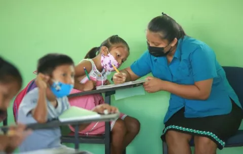 Docentes de la comarca Ngäbe Buglé reciben inducción en el segundo trimestre escolar    