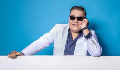 Eleazar Mora, el ingeniero de 63 años, está a punto de graduarse en Berklee College of Music