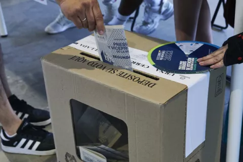 Colombianos van a las urnas para la decisiva segunda vuelta presidencial 