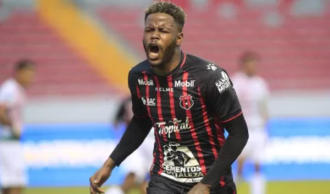 Alajuelense con el panameño Freddy Góndola contra Cartaginés en la final  de Costa Rica 