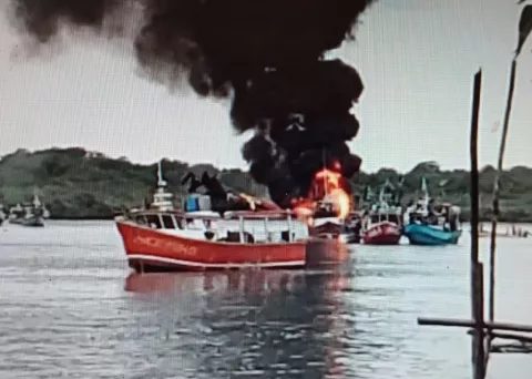 Bomberos sofocan incendio en embarcación en el puerto de Mensabé 