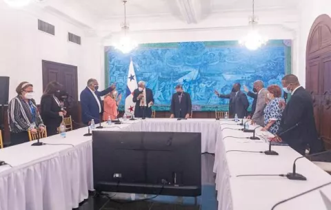 Pastores evangélicos acuden a la Presidencia a orar por la salud de Laurentino Cortizo