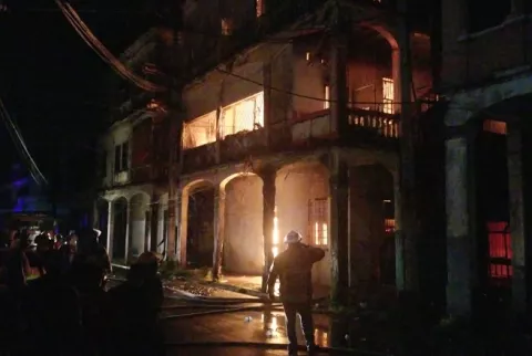 Incendio en viejo caserón de la ciudad de Colón deja unas 15 familias damnificadas 