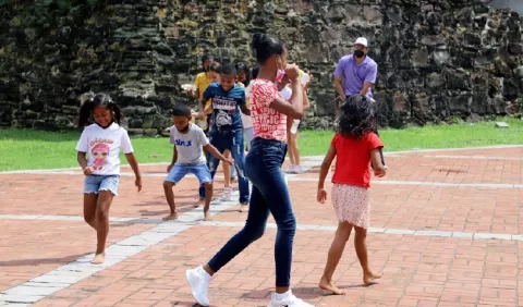 Niños y jóvenes realizan juegos tradicionales