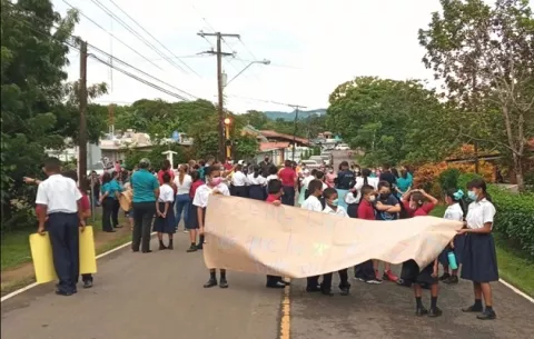 Padres de familia y estudiantes protestan por falta de docentes en Los Pozos
