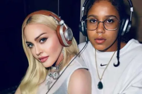 Beso entre Madonna y Tokischa, rapera dominicana, genera controversia