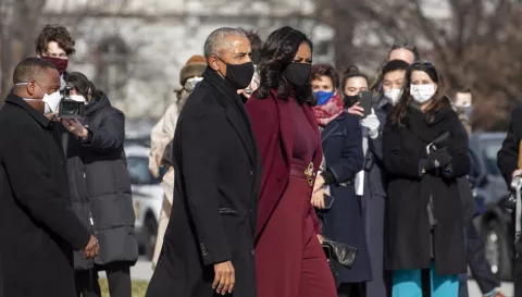 Barack y Michelle Obama producirán pódcasts para Amazon tras su ruptura con Spotify 