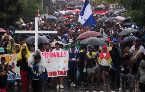 Inédita caravana de 15 mil migrantes parte hacia EE.UU. sede de la Cumbre de Las Américas