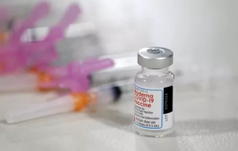 Vacuna pediátrica de Moderna es más económica que la de  Pfizer, pero igual de segura