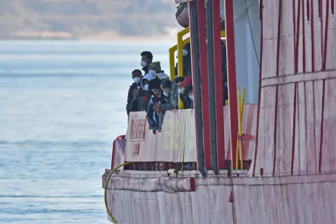 Más de 20 migrantes desaparecidos y un muerto en un naufragio en el Mediterráneo Central
