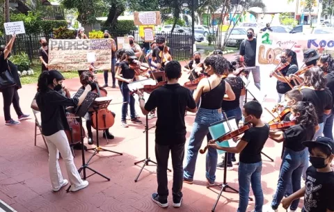 Integrantes de la Orquesta Sinfónica de Panamá Oeste protestan exigiendo un local para ensayar
