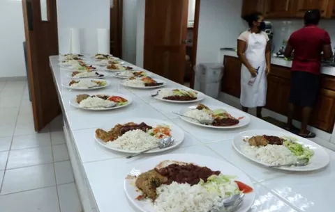 ¿Qué riesgos para la salud implica comer un solo plato de alimentos al día por falta de dinero?