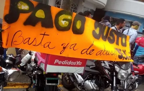 Repartidores de PedidosYa  acordaron una tarifa fija de hasta 2.50 dólares por entrega