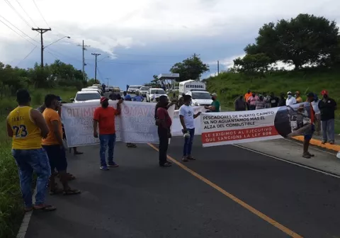 Pescadores artesanales cierran vía principal en Puerto Caimito en La Chorrera