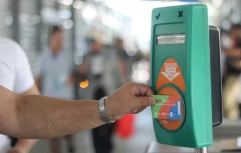 Panameños realizan recargan sus tarjetas del metro y metrobús con menos de 2 dólares diarios