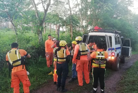Hombre está desaparecido tras ser arrastrado por una cabeza de agua en el río Mamey 