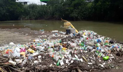 'La basura hay que pararla antes de que llegue al río'