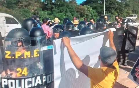  Productores santeños protestaron sobre el río La Villa y en la ciudad de Las Tablas 