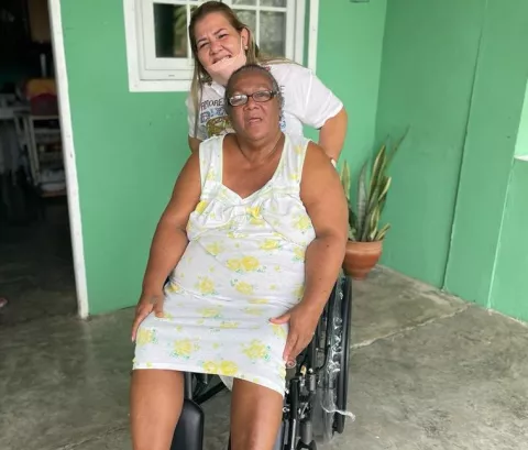 Donan sillas de ruedas a dos residentes en San Martín de Porres, Santiago de Veraguas 