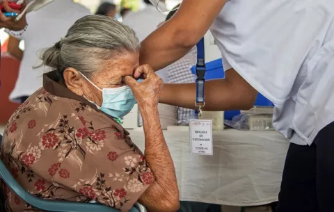 Adultos mayores lideran decesos por covid-19; Minsa les  pide que acudan a vacunarse
