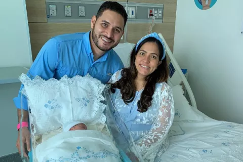 Víctor Ballesteros y su esposa le dieron la bienvenida a su primer hijo el día del Corpus Christi