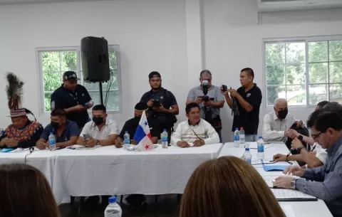 Debates por el tono de voz y clases de economía básica, la otra cara del diálogo