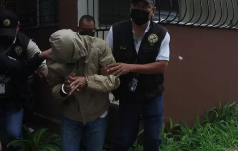 Aprehenden a sujeto que fue captado presuntamente agrediendo a su tía, una anciana de 80 años