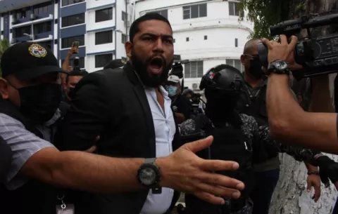 Alexis Jiménez se entrega ante la Procuraduría General y advierte que le están violando sus derechos