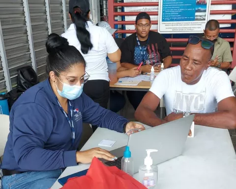 Pescadores artesanales asisten a puestos de ARAP, para registrarse en la AIG y recibir el vale de combustible