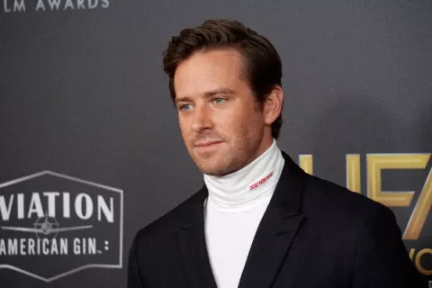 Armie Hammer, actor acusado de presunta violación y canibalismo, se refugia en las islas Caimán