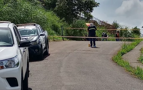 Encuentran el cuerpo de un hombre semidesnudo en un campo de juego en El Tecal