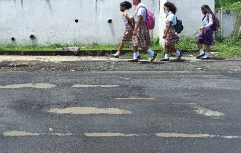 Colonenses molestos porque el asfaltado del MOP ya registra desgaste