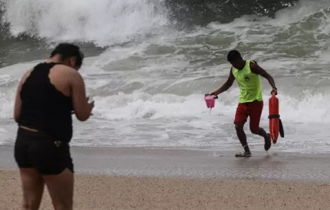 Bonnie se intensifica a huracán en el Pacífico de México