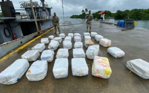 Interceptan lancha e incautan millonario cargamento de drogas al noreste de El Porvenir