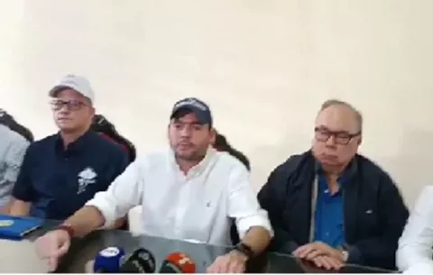 Vicepresidente Carrizo solicita a la Anadepo levantar medidas mientras se dialoga sobre medicamentos y canasta básica