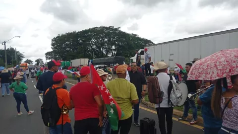 ¡Zozobra! Camioneros de Centroamérica tienen varios días varados en el oriente chiricano y esperan apoyo