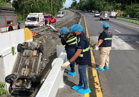 Muere conductor en colisión y vuelco en el puente sobre el río Escarrea en Bugaba 