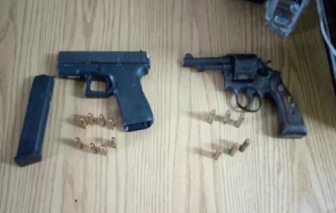 Un detenido y varias armas decomisadas durante operativos policiales en Colón 