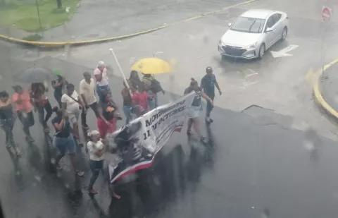 Colonenses mantienen las protestas en la vía pública con quema de neumáticos 