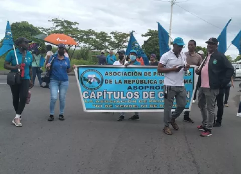 Docentes vuelven a incomunicar la ciudad de Colón, realizan caminata hasta el corredor  