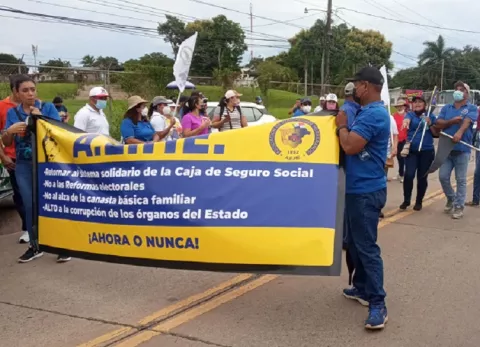 Parrampán le da el toque folklórico a la marcha docente en la provincia de Herrera
