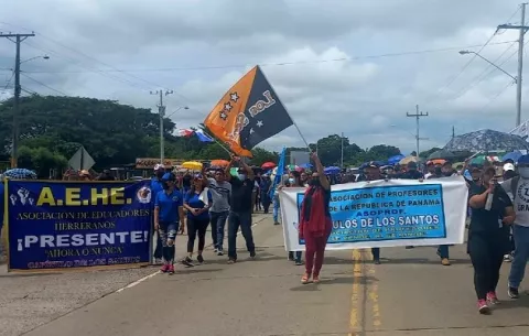 Multitudinaria marcha de docentes y otros gremios salen a protestar por tercer día consecutivo